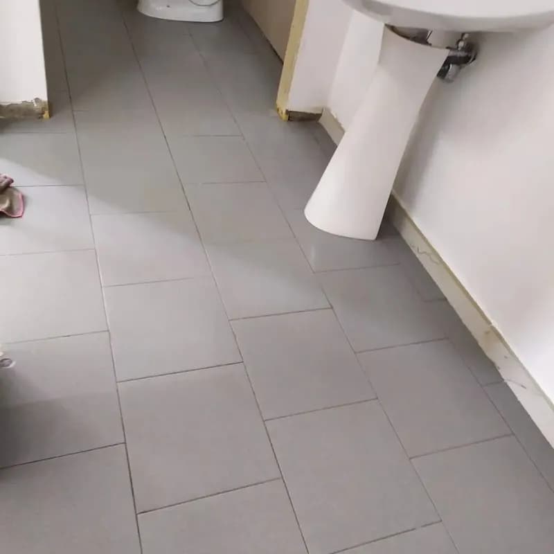 Curățare pardoseală spațiu comercial