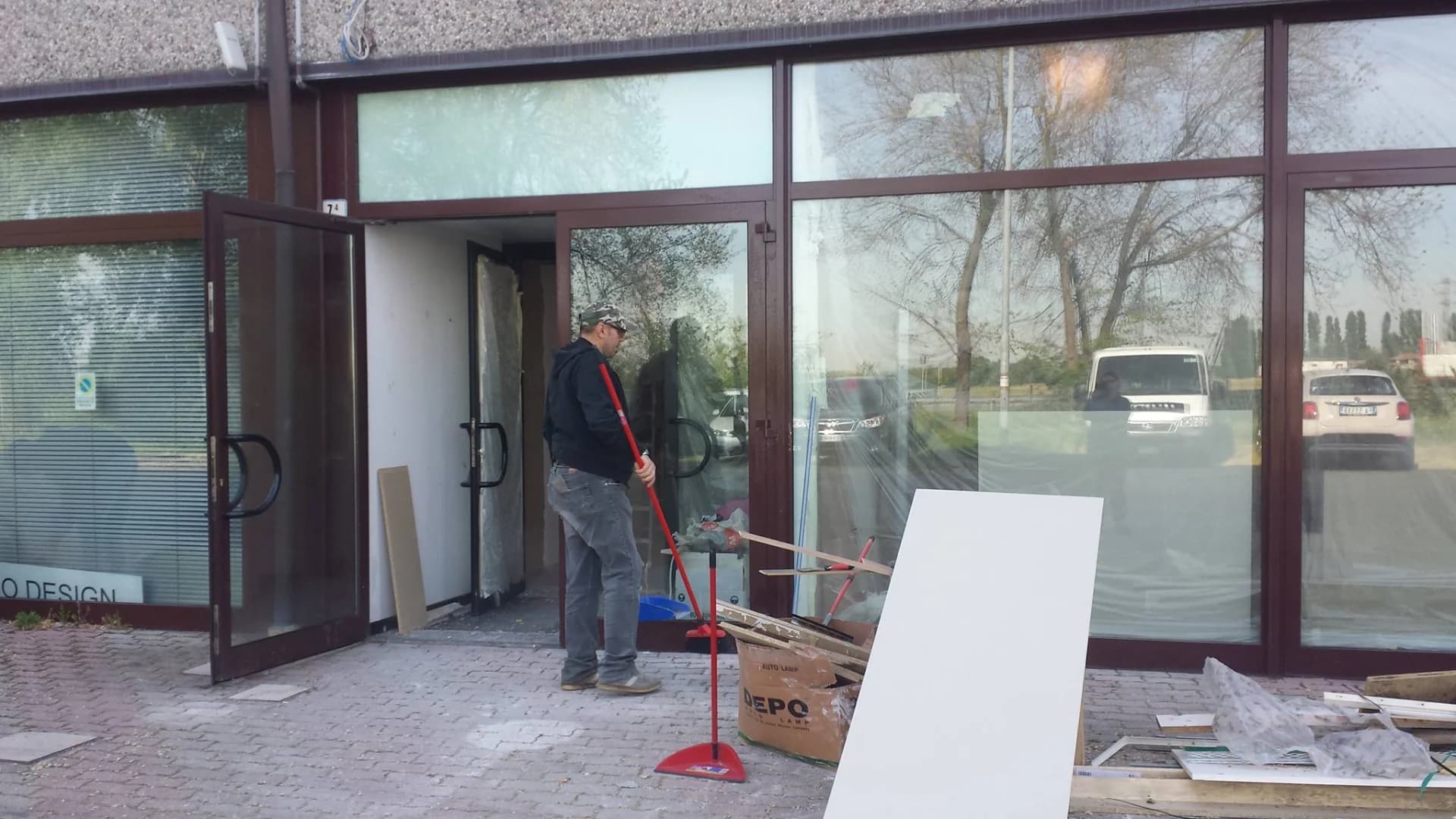 Echipă curățând vitrine showroom