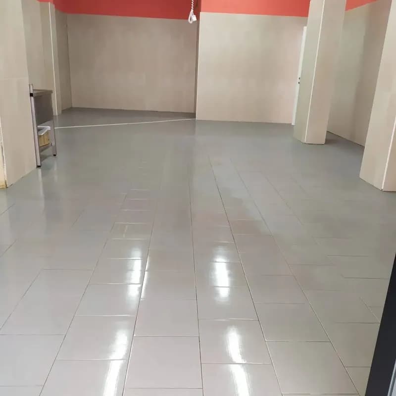 Pardoseală lucioasă în spațiu comercial