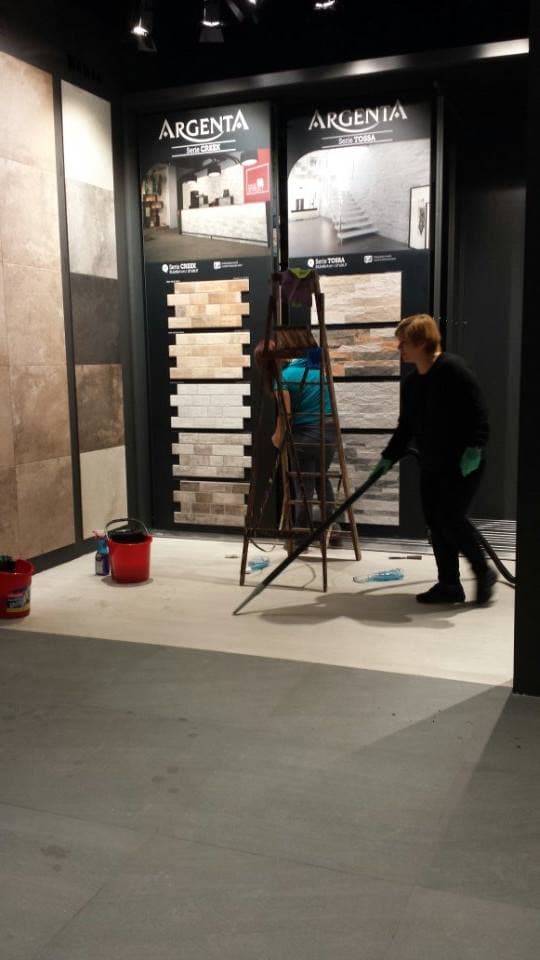 Detalii curățenie showroom