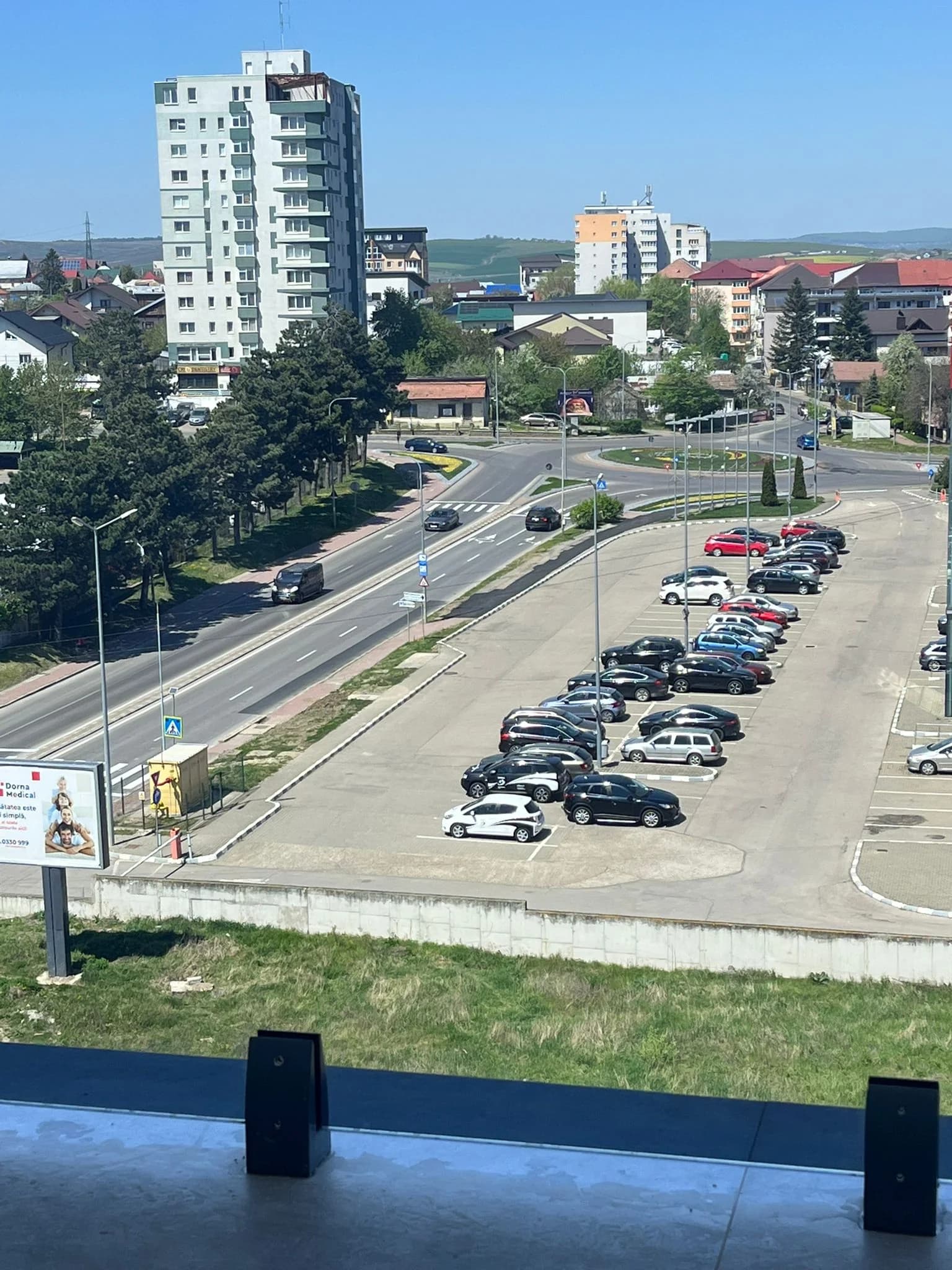 Vedere panoramică oraș de la birou