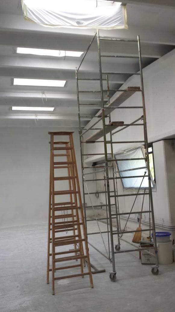 Curățenie post-construct pe schelă