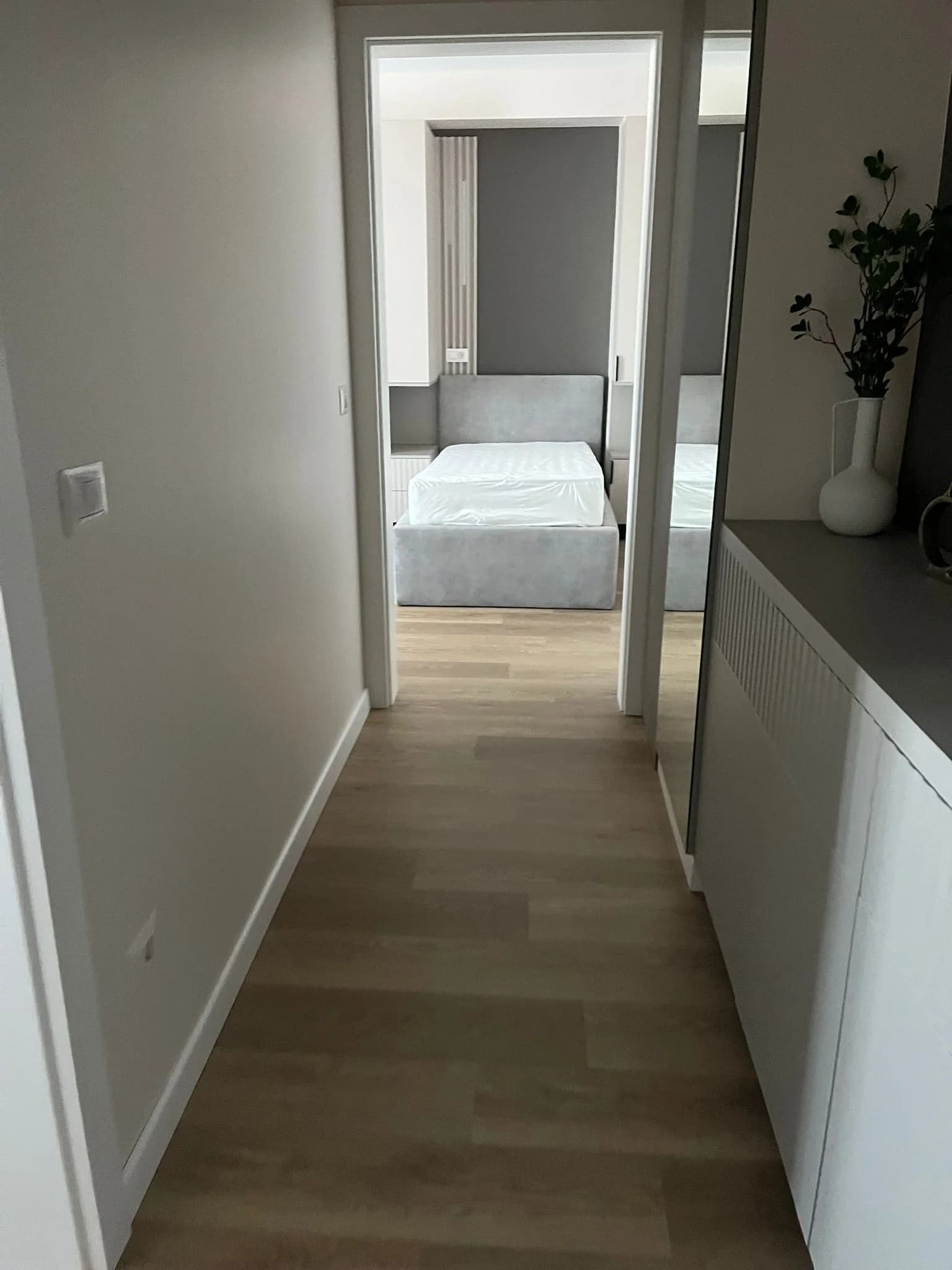 Interior dormitor curățat și aerisit